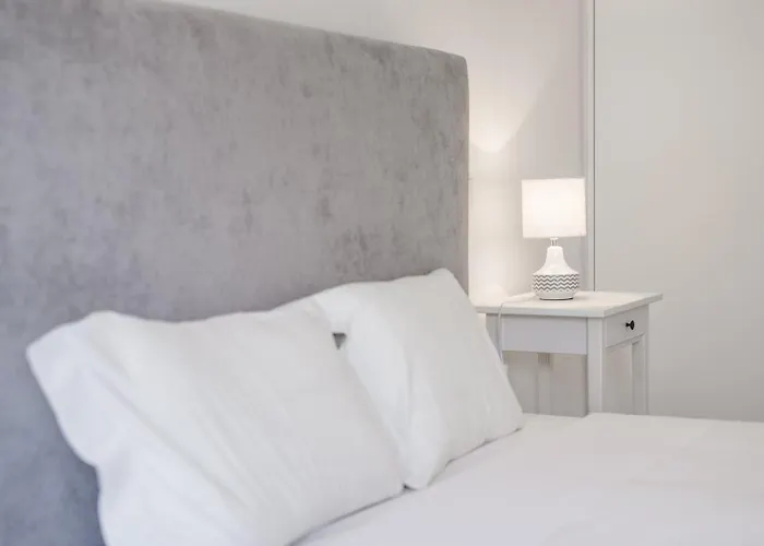 Guestready - Flamingo In The Square